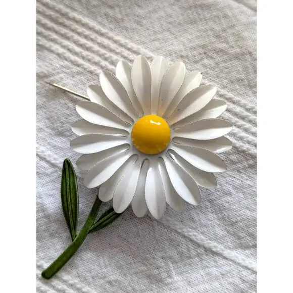 Vintage Daisy Brooch/Pin GD Style - Picture 1 of 4